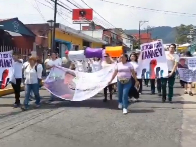 Realizan marcha pacífica por feminicidio de Vianey en Teziutlán