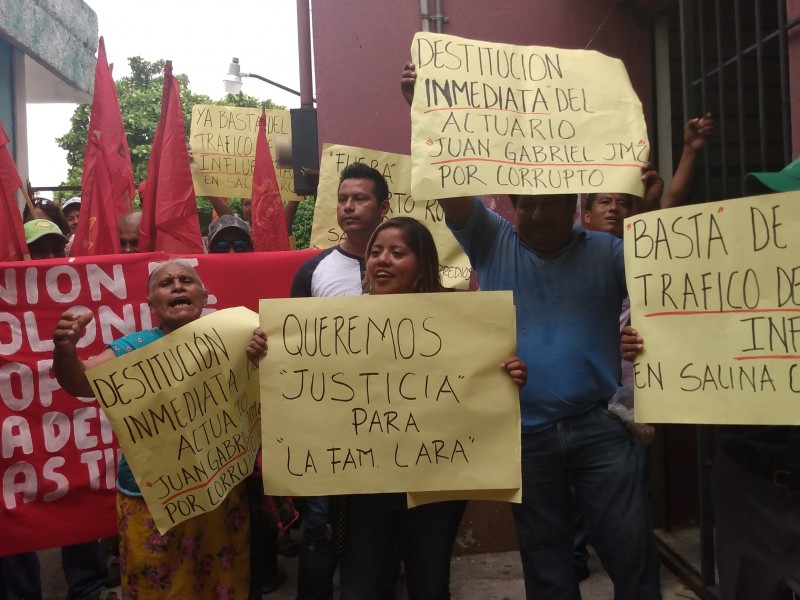 Realizan marcha por desalojo en Salina Cruz