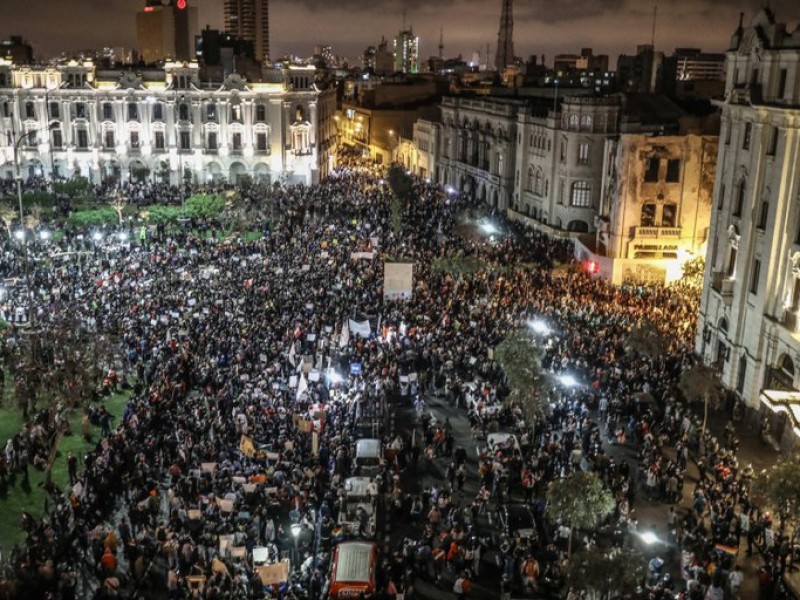 Realizan marchas masivas en Perú contra presidente Merino