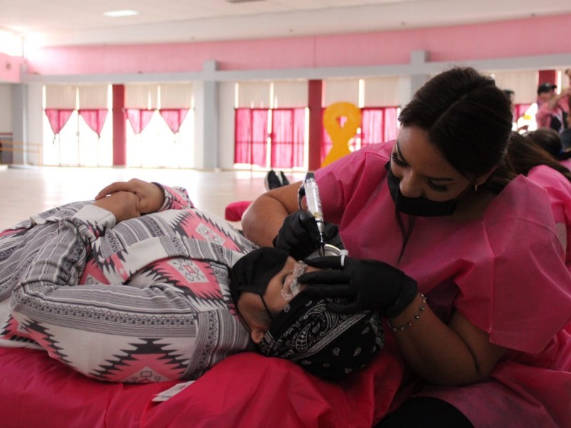 Realizan micropigmentación gratuita de cejas a mujeres con cáncer