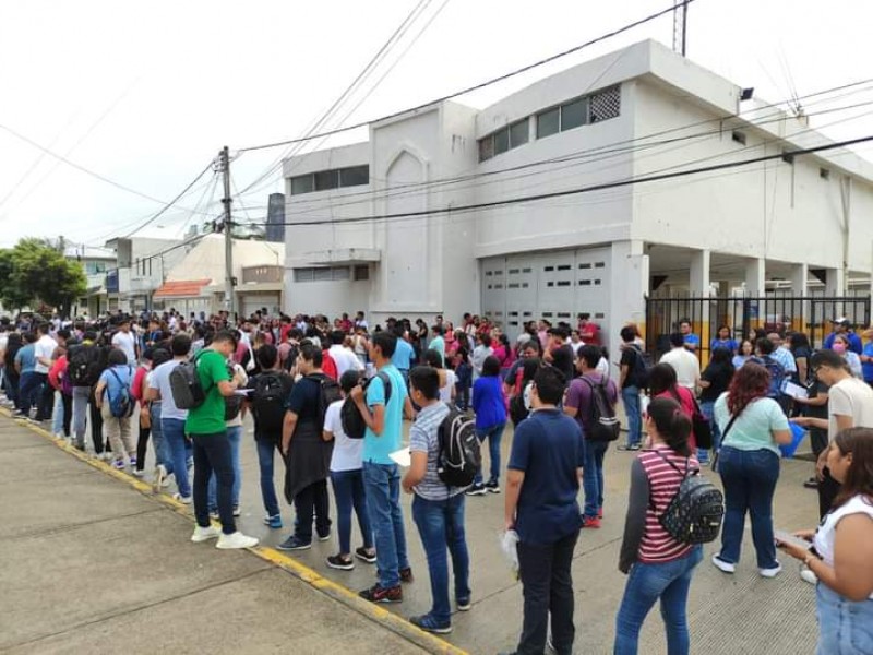 Realizan miles de jóvenes examen de admisión de la UV