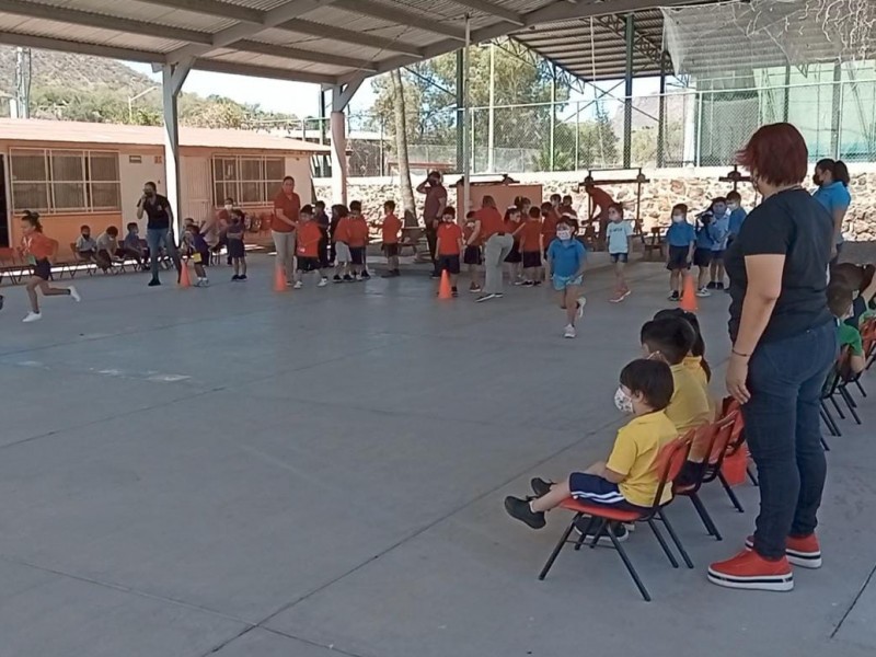 Realizan mini olimpiada para celebrar día del niño