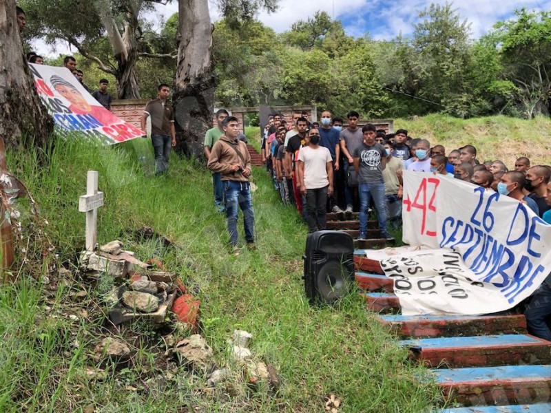 Realizan mitines en honor a caídos de Ayotzinapa