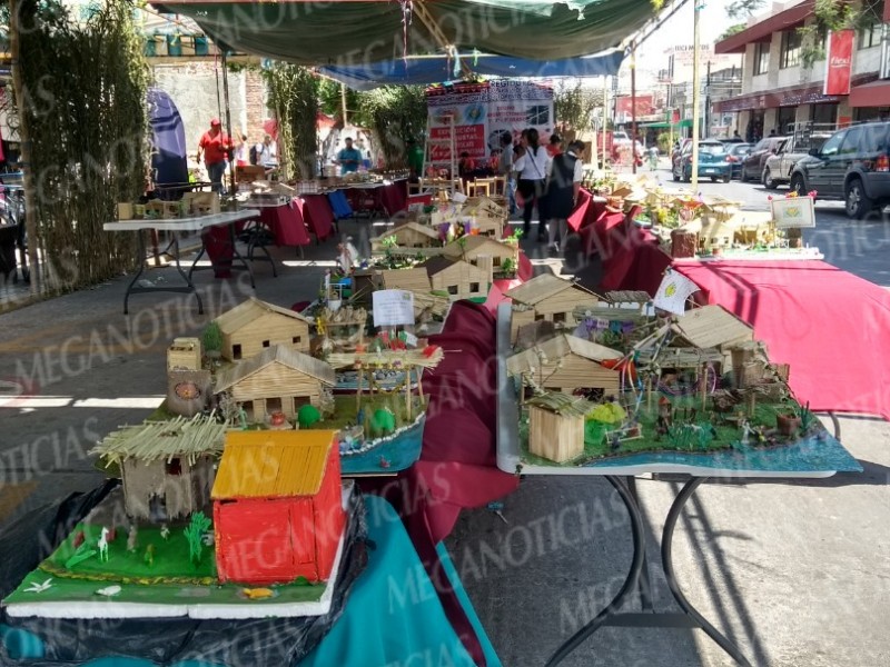 Realizan muestra de maquetas de casas tradicionales