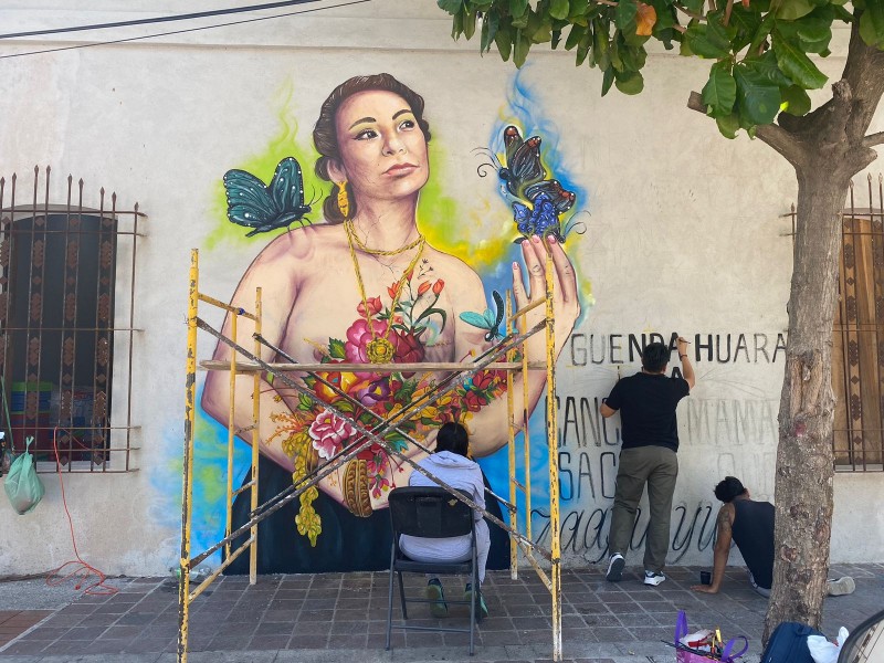 Realizan mural por la lucha contra el cáncer de mama