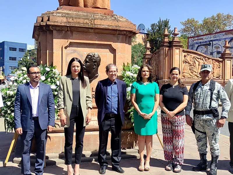 Realizan ofrenda floral a Ramón López Velarde