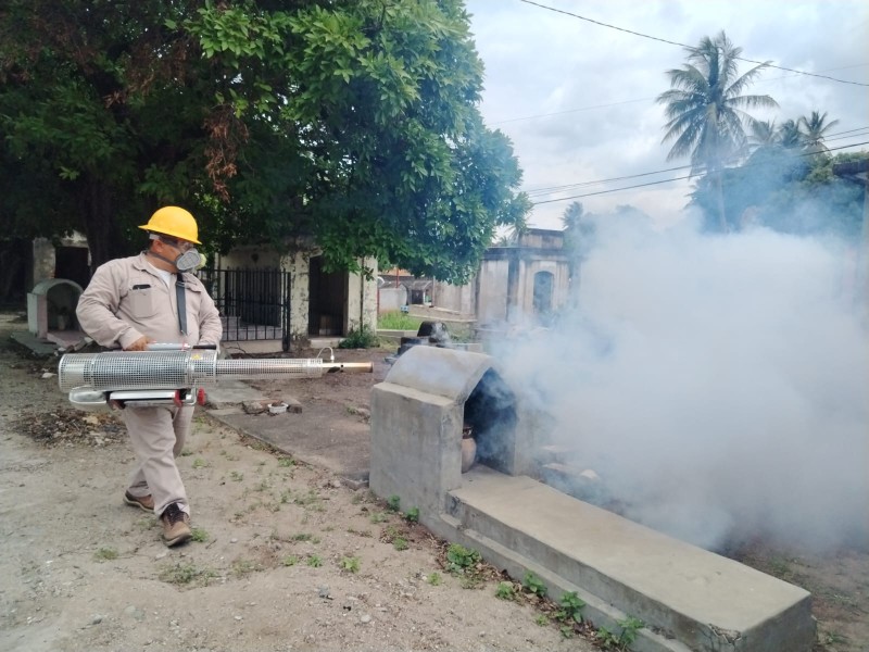 Realizan operativo en panteones para prevenir enfermedades transmitidas por vector Realizan operativo en panteones para prevenir enfermedades transmitidas por vector