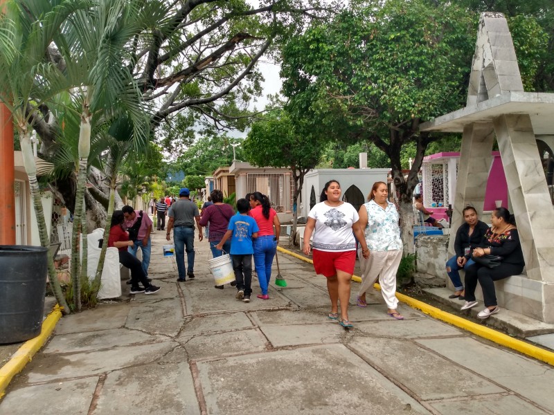 Arranca operativos en panteones previo a Todos Santos