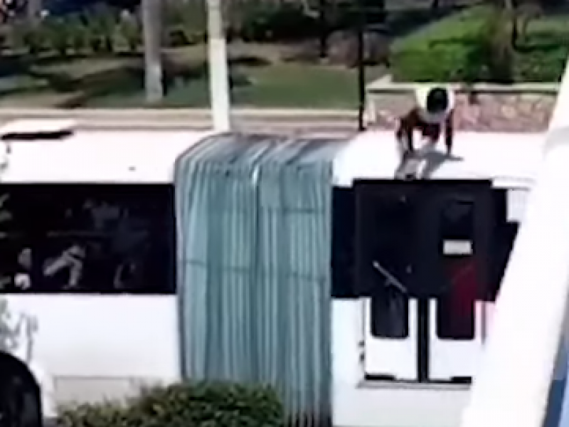 Realizan parkour sobre camiones de transporte público en León