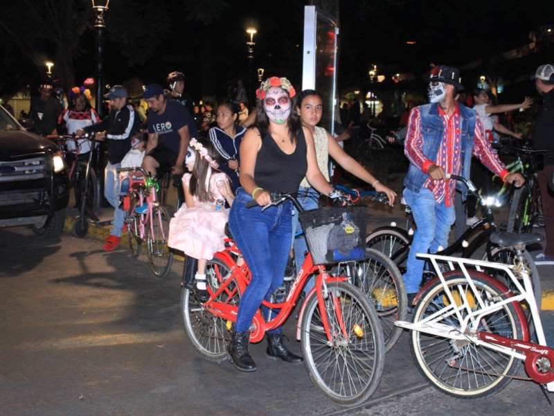 Realizan paseo en bici por Día de Muertos