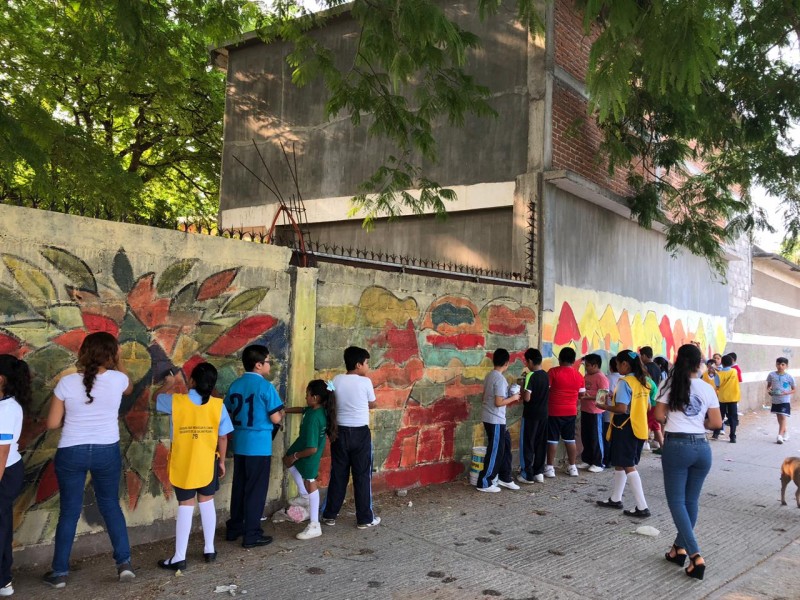 Realizan pinta de murales  en Juchitán