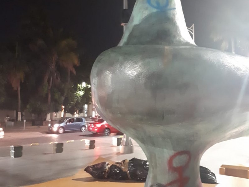 Realizan pintas de expresión en monumento a la paloma