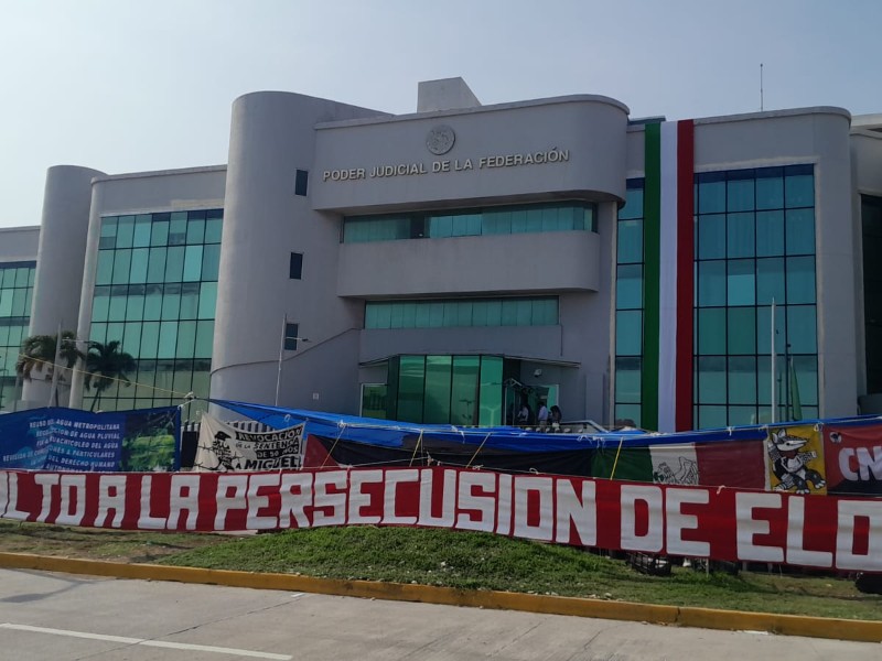 Realizan plantón en el Poder Judicial de la Federación de Veracruz