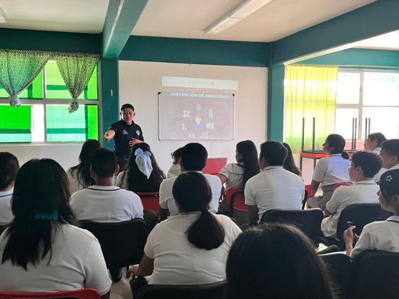 Realizan ponencia de seguridad y prevención en escuela de Tehuantepec