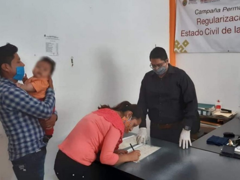 Realizan primer registro de nacimiento con apellidos invertidos en Zongolica