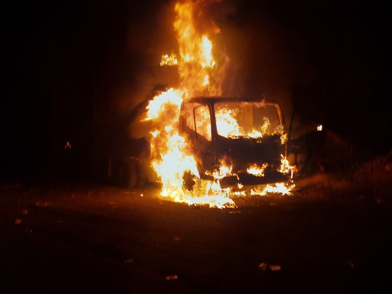 Realizan quema de vehículos en Acachuén, exigen mesa de diálogo