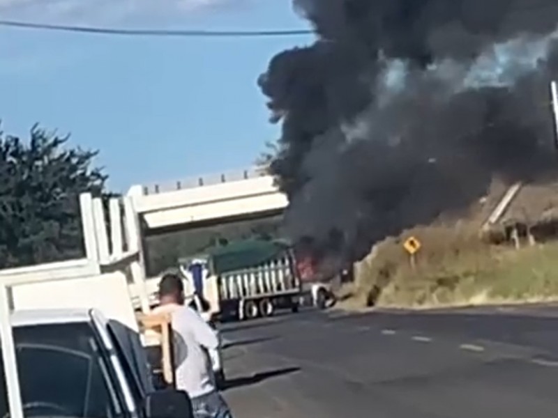 Realizan quema de vehículos en Zamora - La Piedad