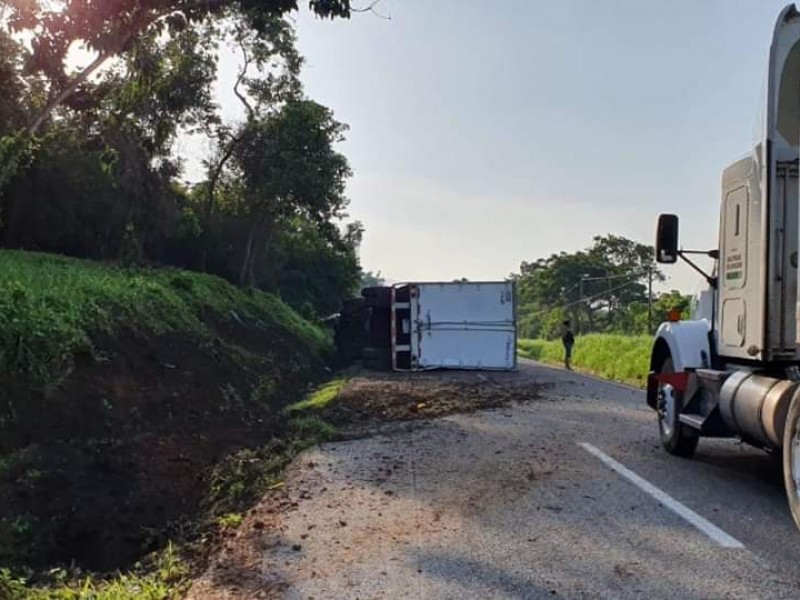 Realizan rapiña al volcarse camión con perfumes