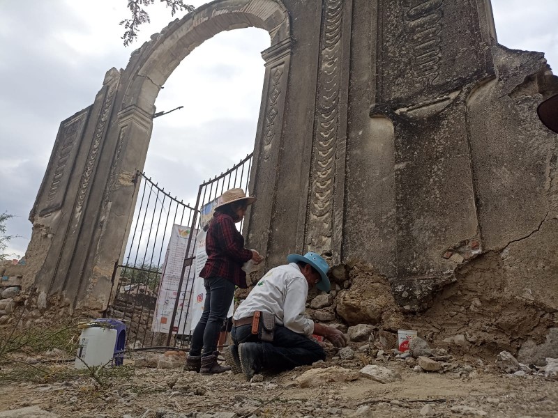 Realizan restauración de Portal Antiguo del panteón en Zapotitlán