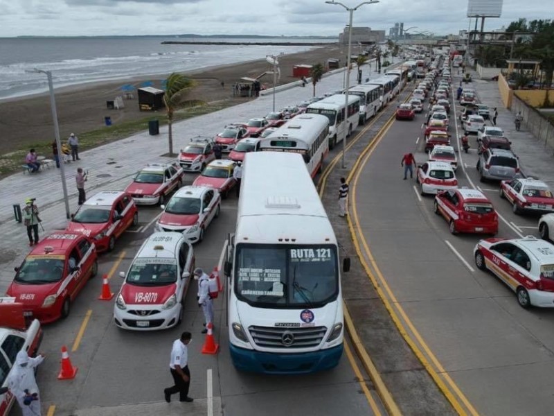 Realizan sanitización de camiones y taxis en zona conurbada