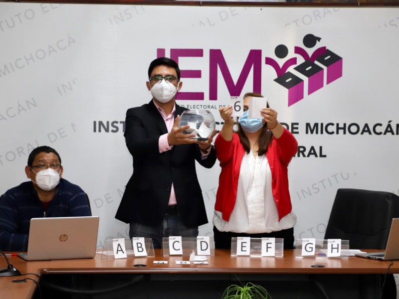 Realizan sorteo de tiempos en radio y televisión para partidosPolíticos