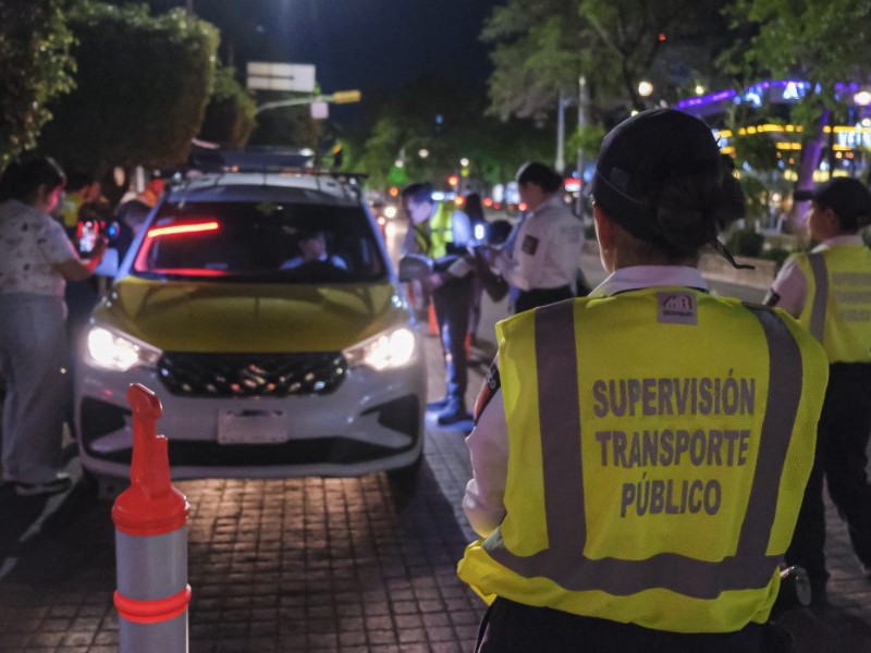 Realizan supervisión nocturna a taxis y vehículos de plataforma en el AMG