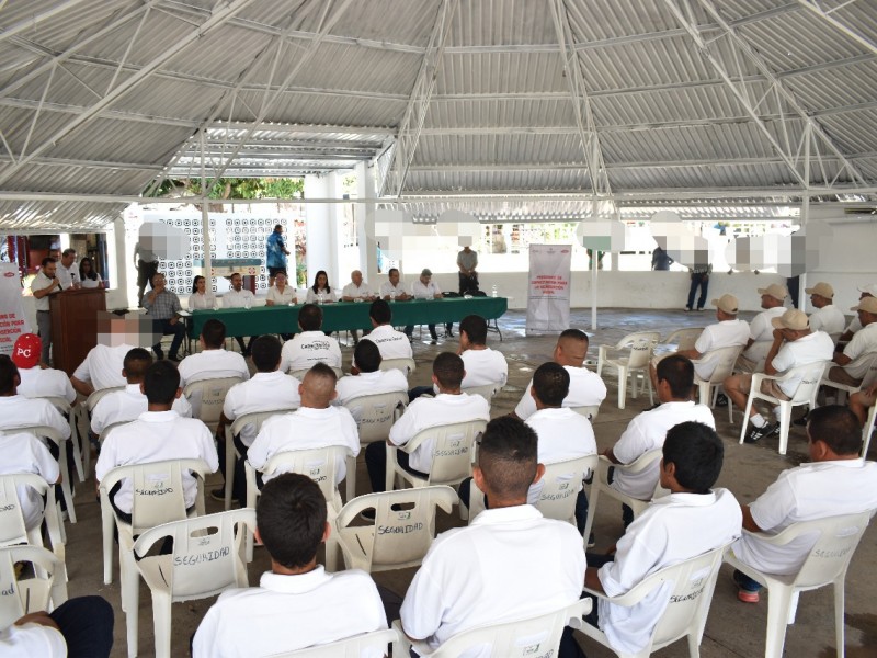 Realizan talleres de reinserción social en Cereso Colima