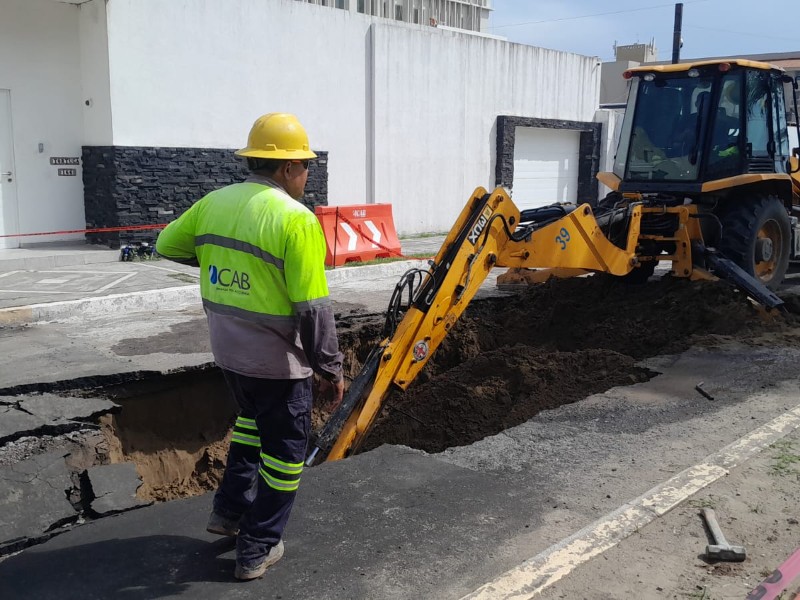Realizan trabajos de reparación de socavón en Costa de Oro