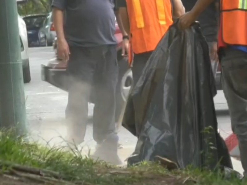 Realizan trabajo comunitario por tirar basura en la calle