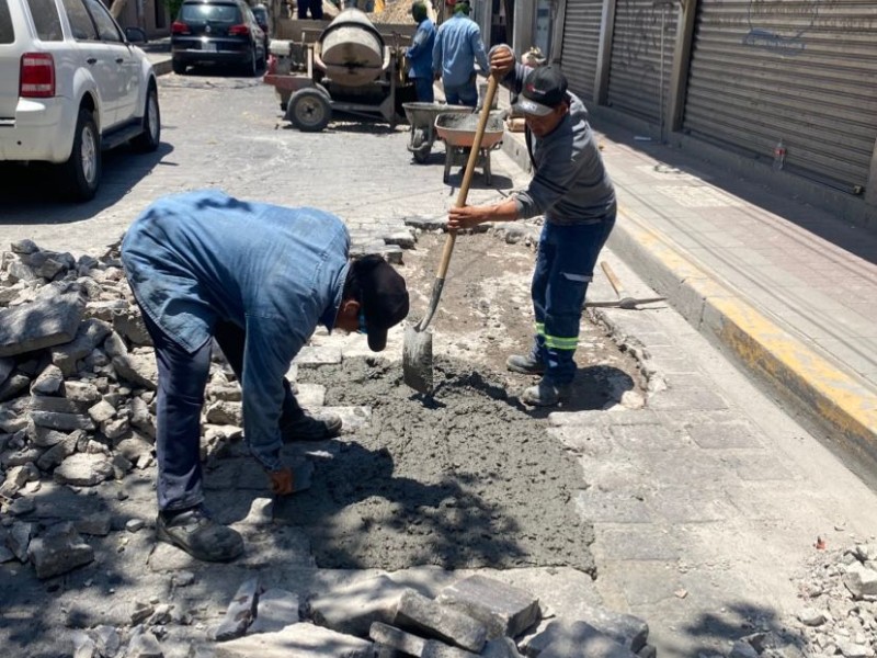 Realizan trabajos de bacheo en el primer cuadro de la ciudad