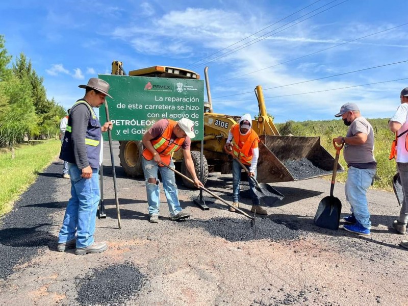 Realizan trabajos de bacheo en tramos carreteros de Tangancícuaro