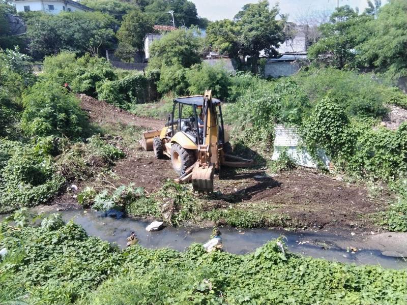 Realizan trabajos de desazolve de arroyo para prevenir inundaciones en Tehuantepec