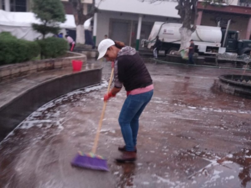 Realizan trabajos de limpieza y mantenimiento en Plaza de Jacona