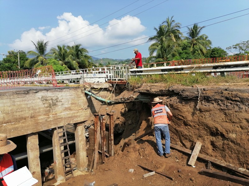 Realizan trabajos de reparación del puente Santiago