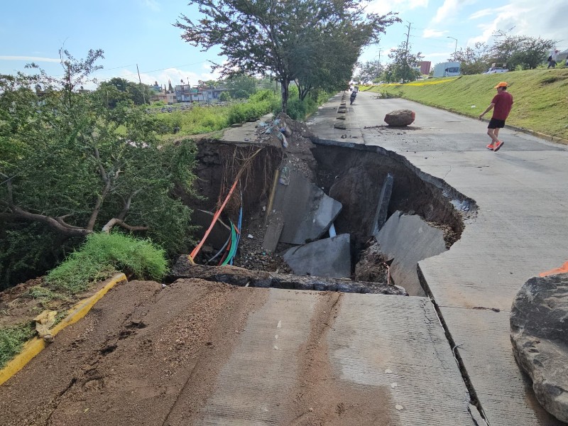 Realizan trabajos para reparar socavón en Reyes Heroles