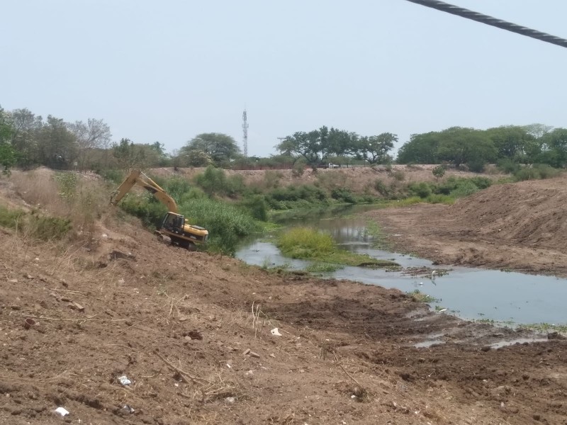 Realizan trabajos preventivos para evitar inundaciones en Juchitán