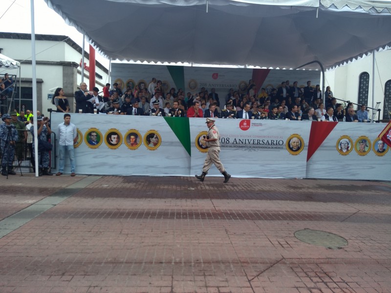 Realizan tradicional desfile cívico militar en Chapultepec