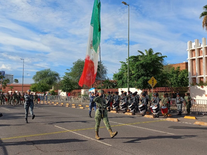 Realizan tradicional desfile conmemorativo de la Independencia de México