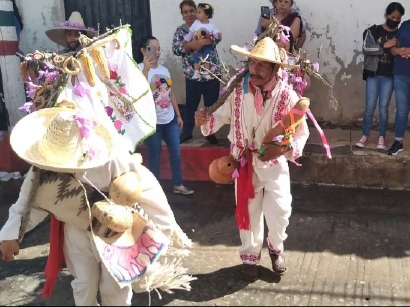 Realizan tradicional desfile de oficios en el municipio de Chilchota