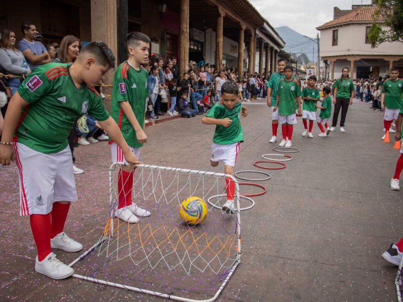 Realizan tradicional desfile del 20 de noviembre en Tangancícuaro