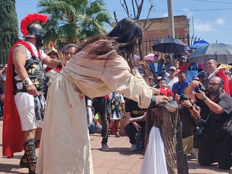 Realizan tradicional Viacrucis en El Calvario