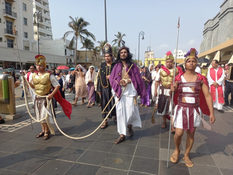 Realizan Vía Crucis en Veracruz