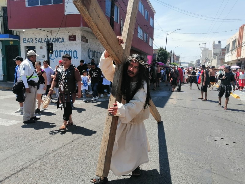 Realizan Viacrucis viviente ante cientos de salmantinos