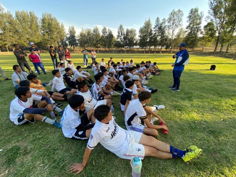 Realizan visorías de fútbol en la unidad deportiva de Tangancícuaro