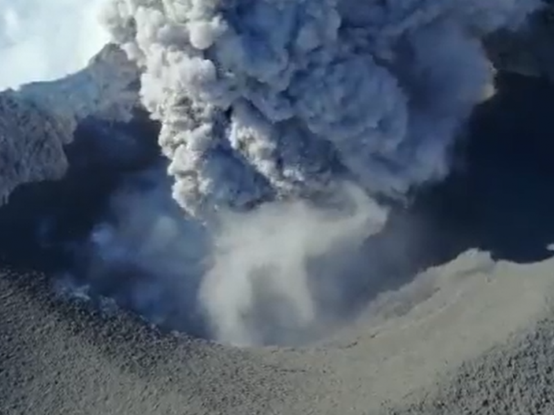Realizan vuelo de dron en cráter de Popocatépetl