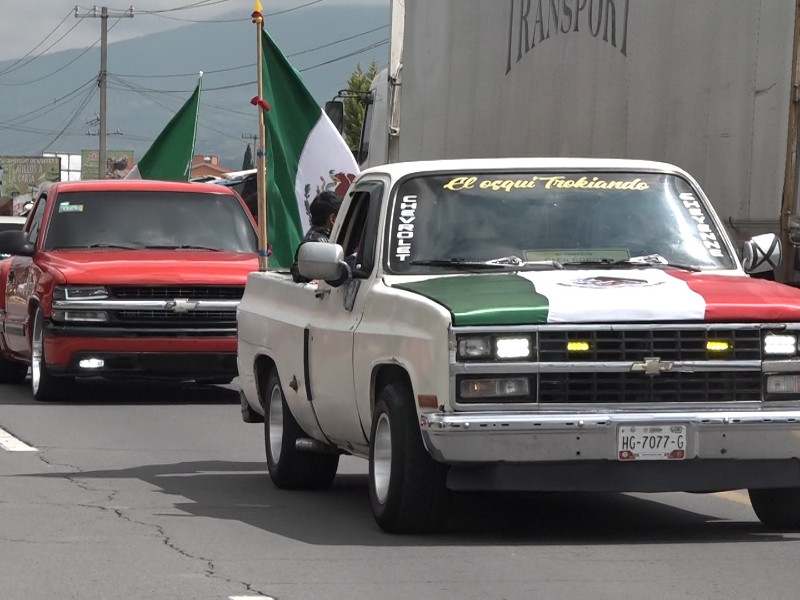 Realizaron caravana patria en Temoaya, ondearon la bandera mexicana