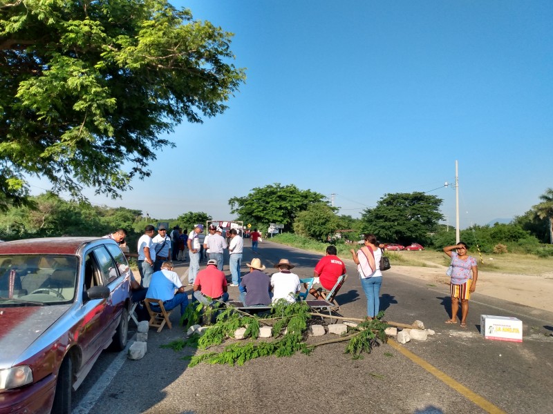 Reanudan bloqueo carretero en Juchitán
