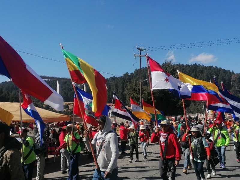 Reanudan caminata peregrinos sobre la México-Toluca