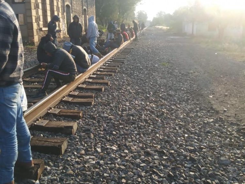 Reanudan normalistas bloqueos en vías férreas en Tiripetío