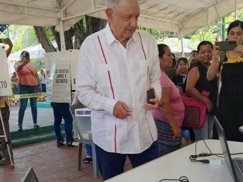 Reaparece López Obrador al emitir su voto en Palenque